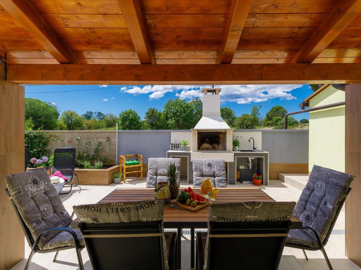Holiday Home Laura By Interhome Пула Екстериор снимка